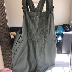 BRANDY MELVILLE SHORT OVERALLS